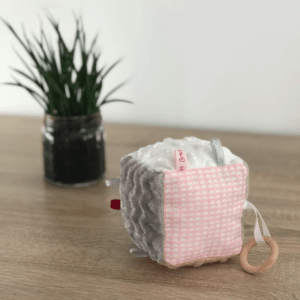 cube d'éveil permet de développer les sens de votre bébé