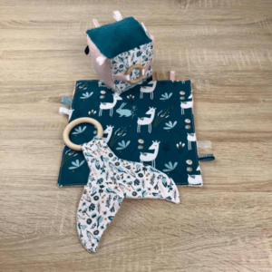 Coffret éveil et jeux cube d'éveil doudou anneau de dentition