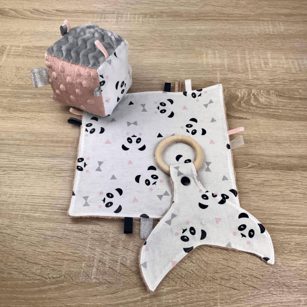 Coffret éveil et jeux cube d'éveil doudou anneau de dentition